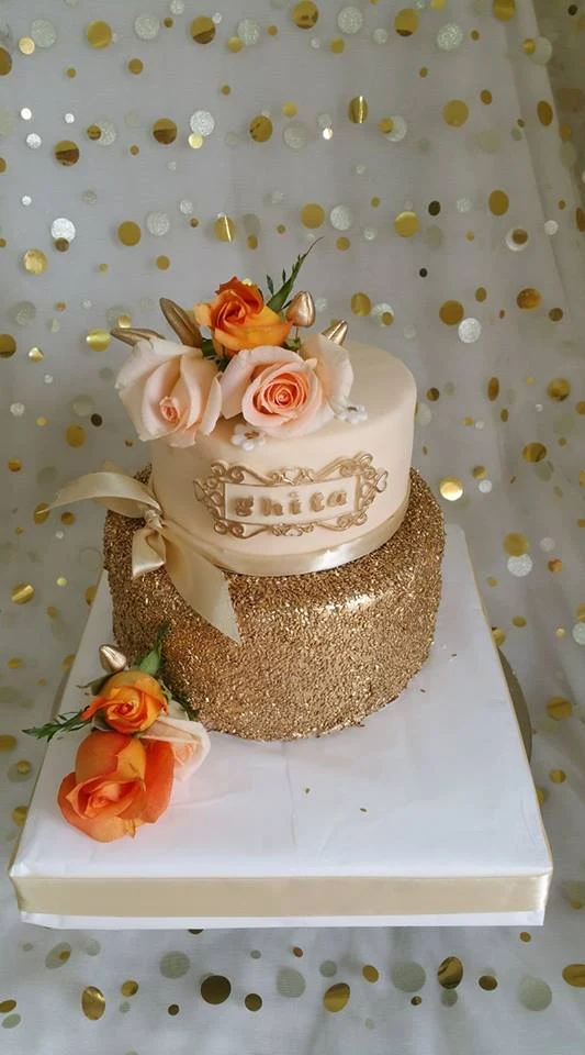 Gâteau ivoire et roses
