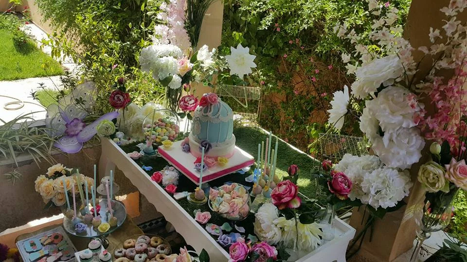 Buffet fleuri dans un jardin